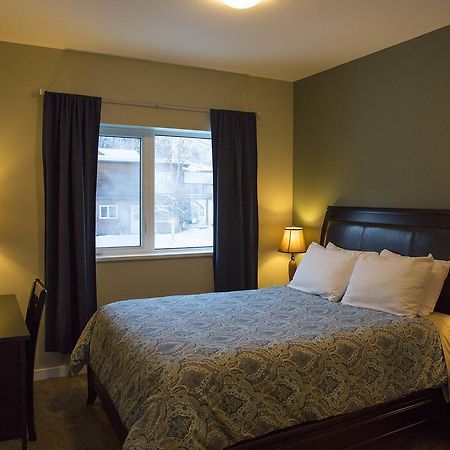Midnight Sun Inn Уайтхорс Екстериор снимка