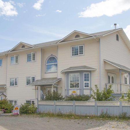 Midnight Sun Inn Уайтхорс Екстериор снимка