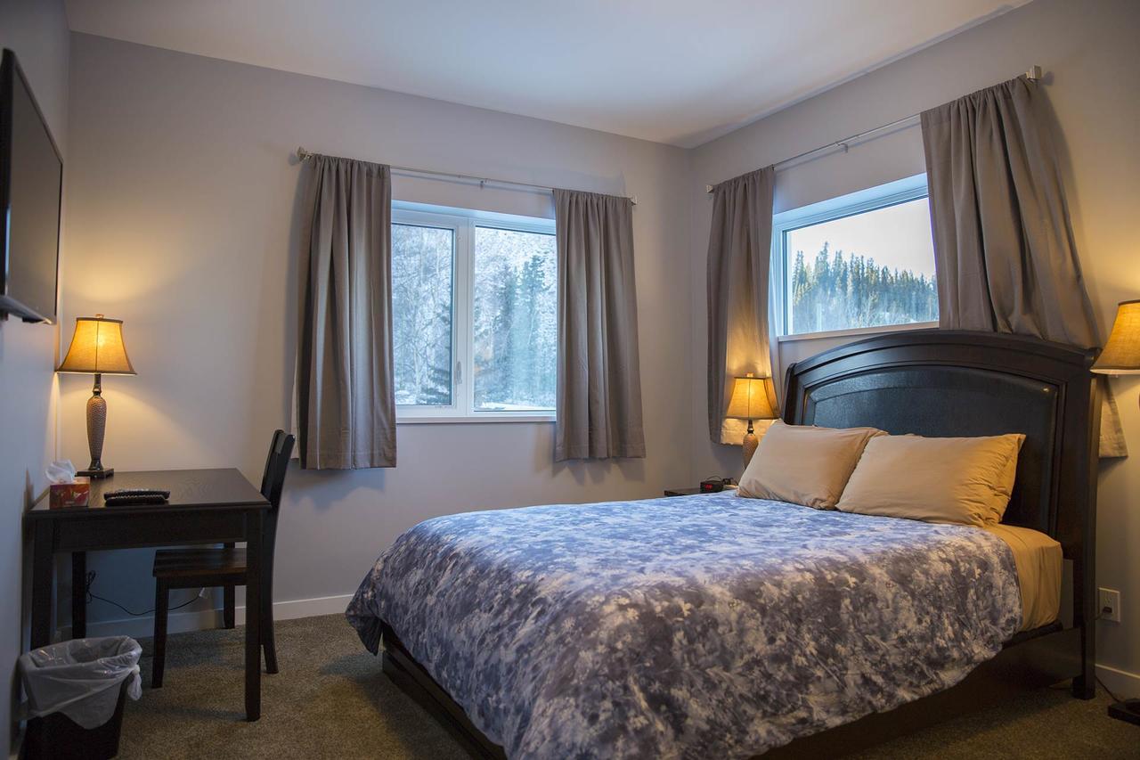 Midnight Sun Inn Уайтхорс Екстериор снимка
