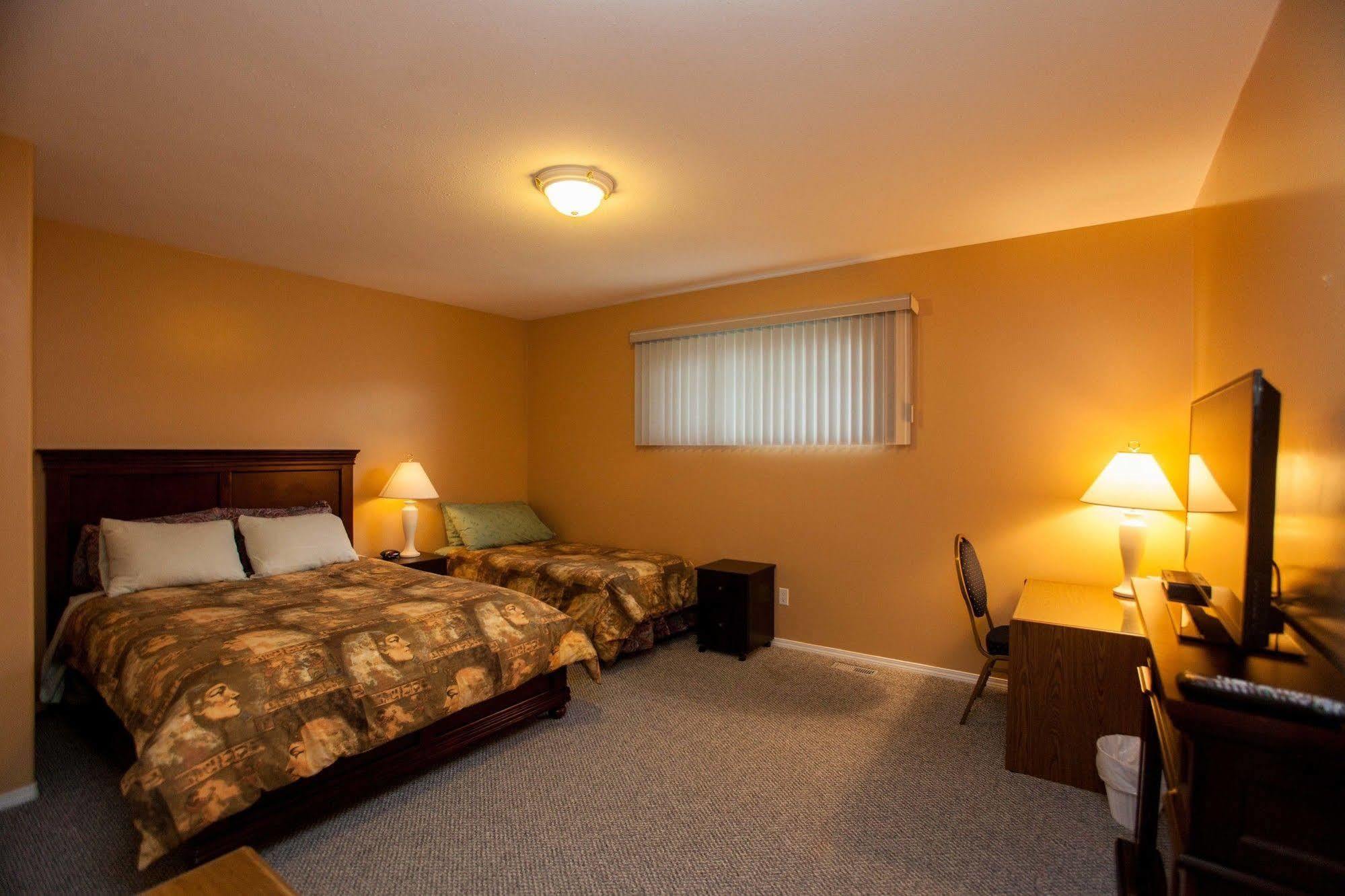 Midnight Sun Inn Уайтхорс Екстериор снимка