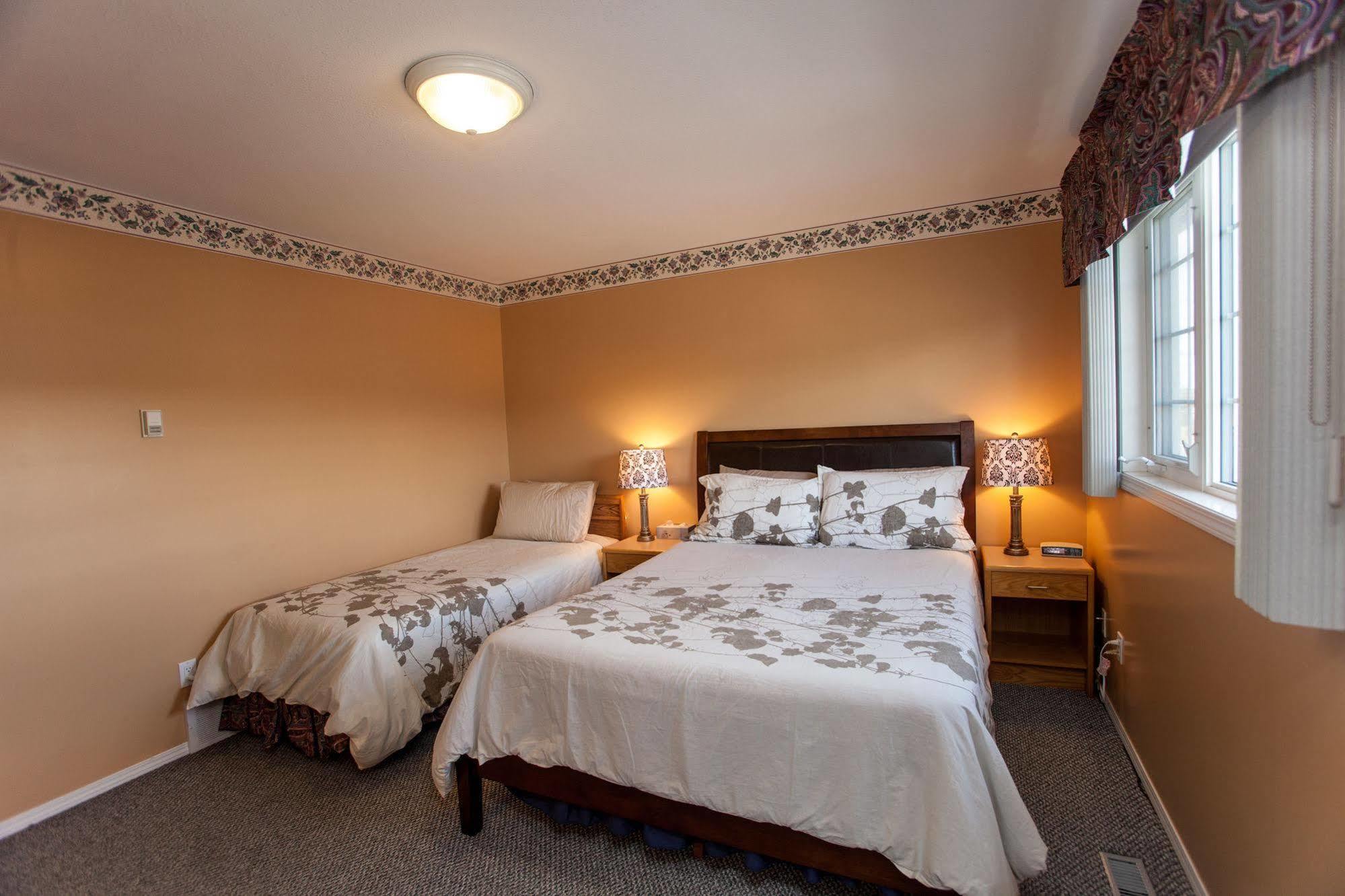 Midnight Sun Inn Уайтхорс Екстериор снимка
