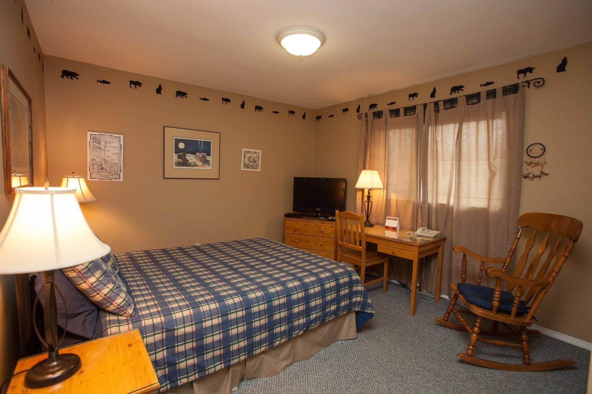Midnight Sun Inn Уайтхорс Екстериор снимка
