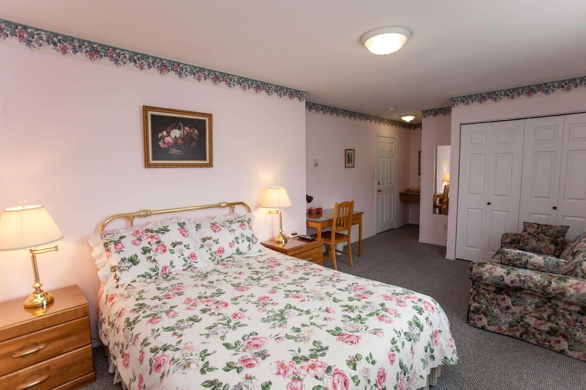 Midnight Sun Inn Уайтхорс Екстериор снимка