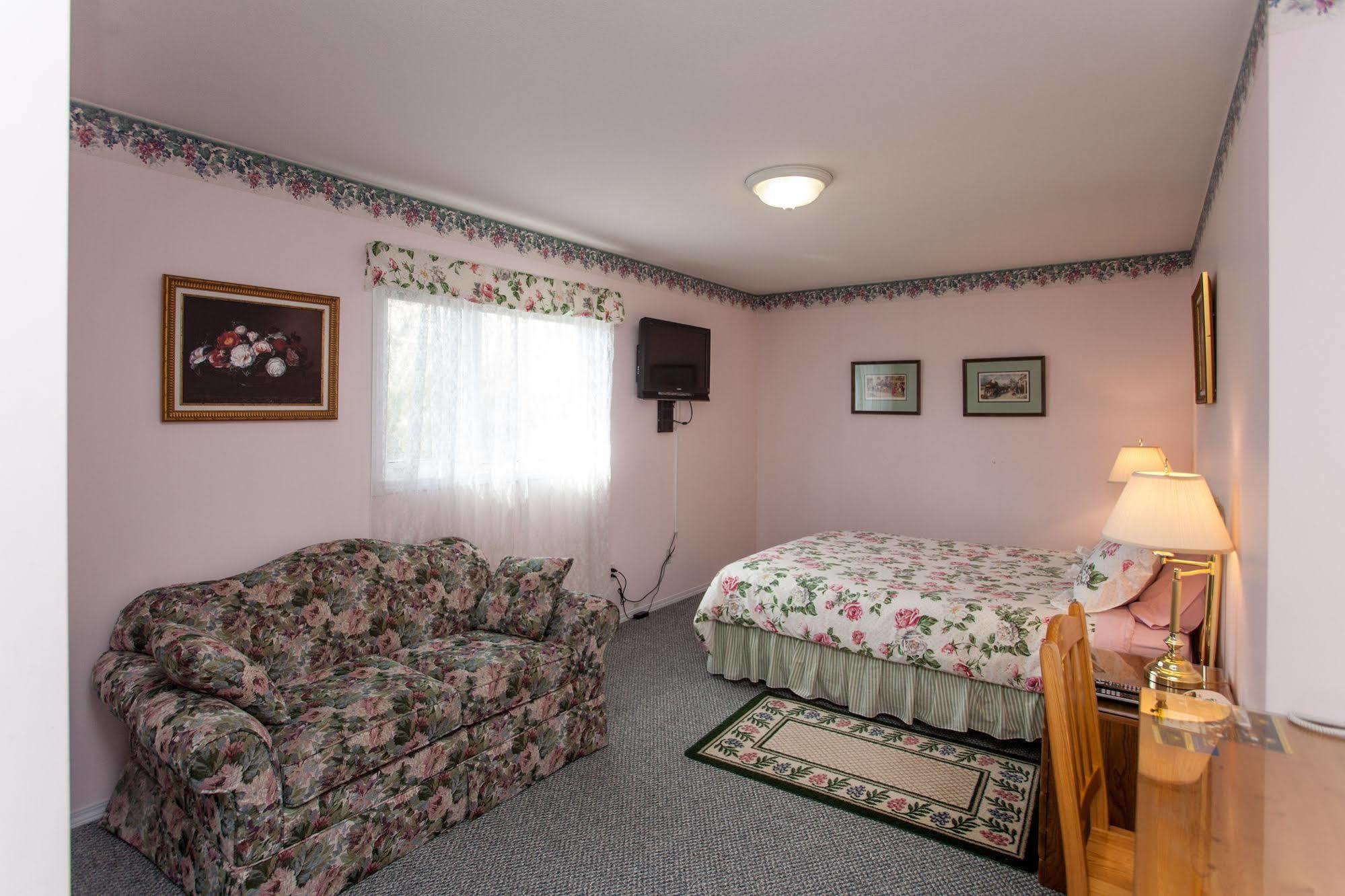 Midnight Sun Inn Уайтхорс Екстериор снимка